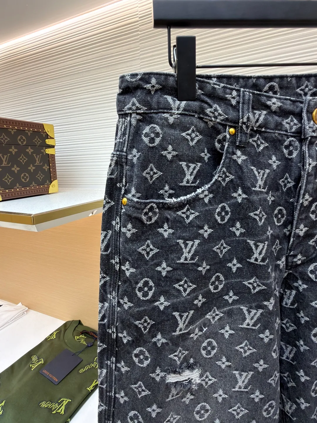 LOUIS VUITTON limited torn jacquard red man embroidered jeans ●Authentic product: purchased and developed for 15500 ●Item number: 1681037-B05 ●Fabric: denim fabric ●Technology: jacquard production ●Version: loose fit ●Weight: about 940 grams ●Size: 30-32-34-36 ●Description: The denim fabric is made of 100% cotton and classic double-sided jacquard with jacquard technology; it is woven with high-density equipment imported from Italy, with clear texture; the new dip-dye treatment is anti-wrinkle, anti-shrinkage and anti-deformation. The back panel uses bract core three-dimensional embroidery technology and uses glossy mercerized embroidery thread, which adds light and dark tones to the raised pattern. Three-dimensional embroidery mainly achieves three-dimensional effects through flat embroidery and layering. Because the embroidery thread is relatively thin, it is difficult to create such an exaggerated three-dimensional effect. Three-dimensional bract core cotton is added to the production to increase the three-dimensional effect. The overall wiring is straight and delicate, the fabric is comfortable and soft, and the color is consistent without color difference. It can be matched with the same style to create a fashionable look and control various occasions. Customized accessories, complete with three standards, same style for men and women!